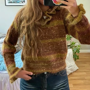 Stickad tröja - Asball och unik stickad tröja. Blandat garn med brunt grönt och instickat glitter - så extremt cool dör för den här. Köpte den i Paris därav vet ej märkte med nypris runt 1400kr. Köp💕💕💕💕