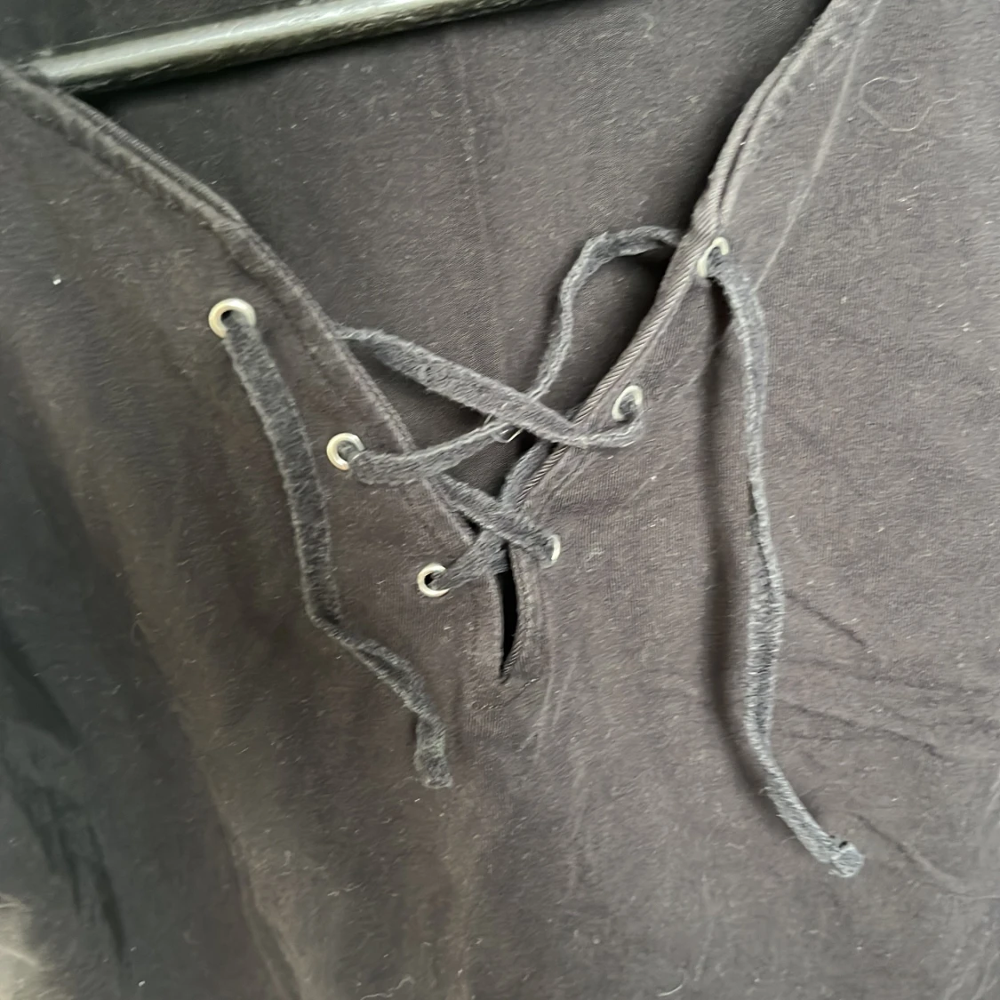 Svart croppat linne med knyte framtill  - 91