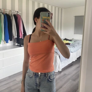 Linne Gina Tricot  - Säljer detta basic linnet ifrån Gina Tricot i storlek S men passar även Xs och fler storlekar då den är stretchig. Lappen sitter kvar och linnet är helt oanvänt. Säljer då jag inte använder den. Hör av dig för fler bilder eller frågor!