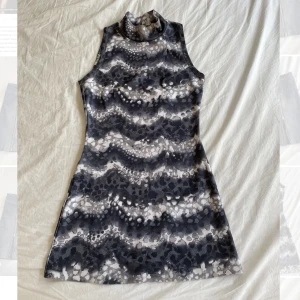 Tight klänning - Tight klänning med coolt mönster! En gammal favorit💕 kan skicka bild på:) 