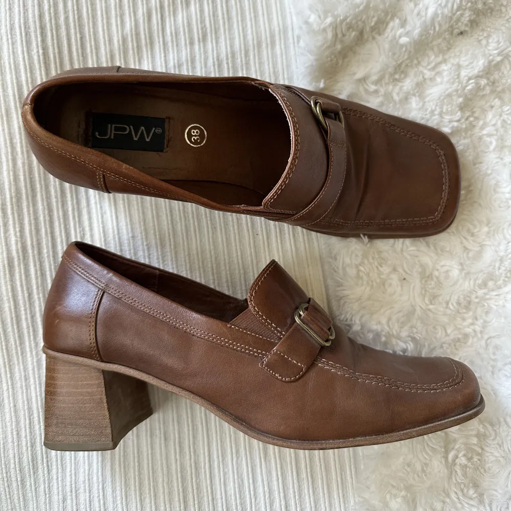 Säljer dessa bruna loafers i äkta läder! strlk 38, jag som oftast har 39 i skor passar i dessa så skulle säga att dom är något större i storleken💓Så fina med ljusa sömmar och guld detaljer. Klacken är 5cm🥰. Skor.
