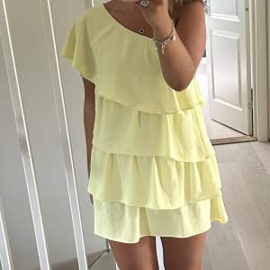 Säljer denna populära gula Zara klänningen!!💛💛Lappen sitter kvar💛 säljer endast om jag får bra bud! Liten i storleken, passar S!💛