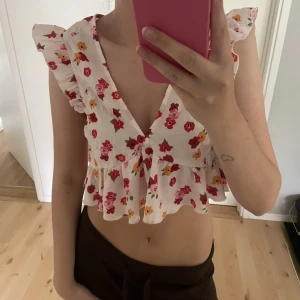 Blommig topp från NA-KD, strl 36💖💖 - Jättefin blommig topp från Nakd i storlek 36❣️ pris från 150, hör av er vid frågor🥰 Köparen står för frakten!