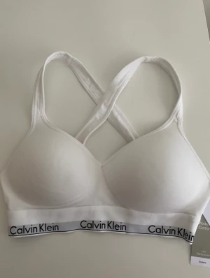 Calvin Klein bralette lift  - Storlek: M Köpt för 499kr Aldrig använd med prislapp  Säljer pga beställt fel storlek 