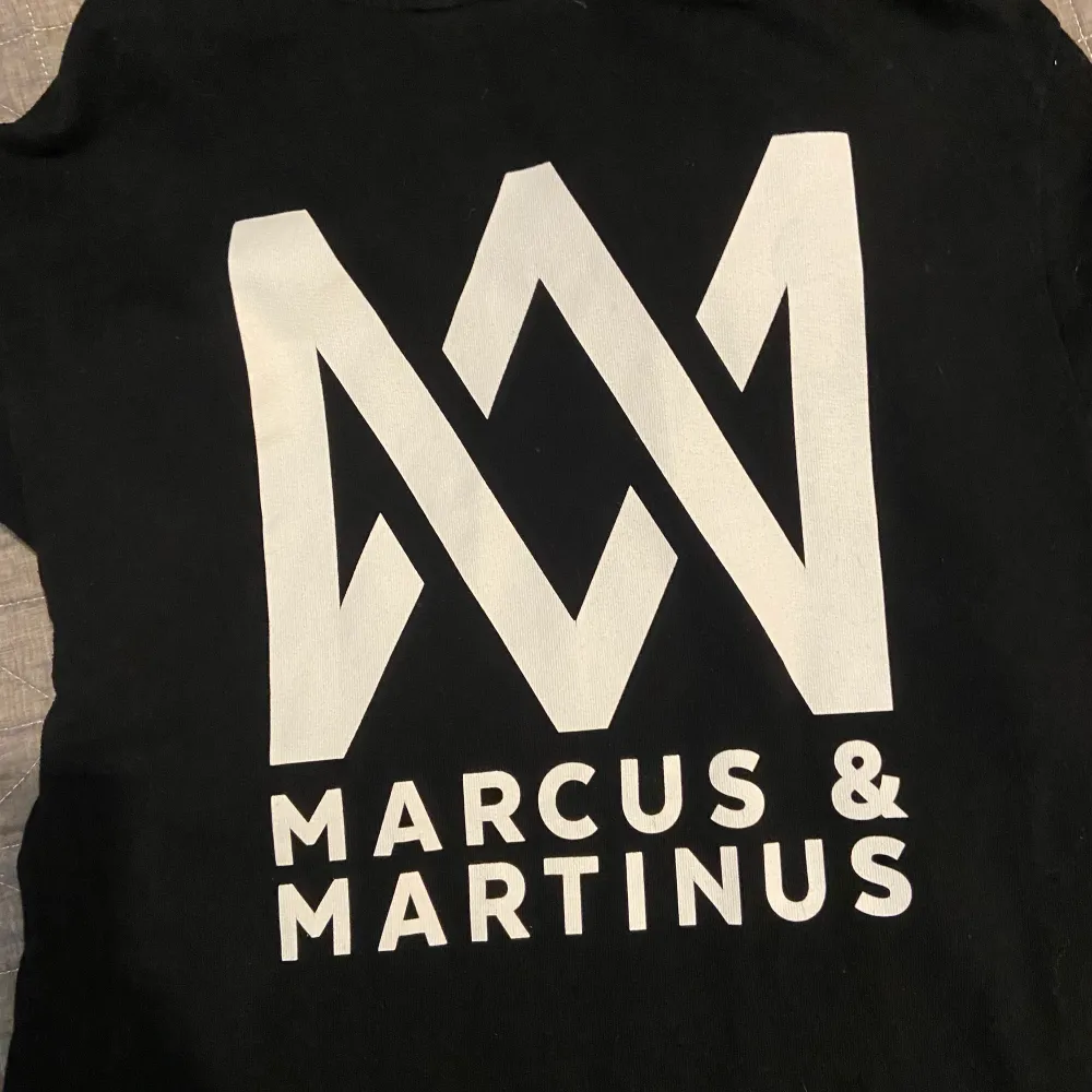 Vill sälja mina Marcus o martinus tröjor, Storlekar på sista bilden, 100kr för T-shirten som köptes på deras konsert. 150kr för hoodien som är från H&M. Toppen är liten i storlek men sitter som en magtröja på mig med S. Toppar.