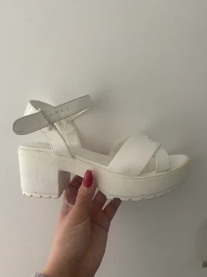 sommar klackskor - använda engång . passar en 40