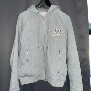 Moncler hoodie - Moncler dubblelogo zip hoodie Grå Storlek s Bäst kvalite Helt ny