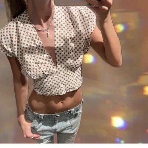 Topp - Intressekoll på denna sjukt snygga topp🌸🌸!! Perfekt nu till sommaren❣️❣️ och har en sjukt fin detalj på baksidan!❣️❣️🌸🌸 