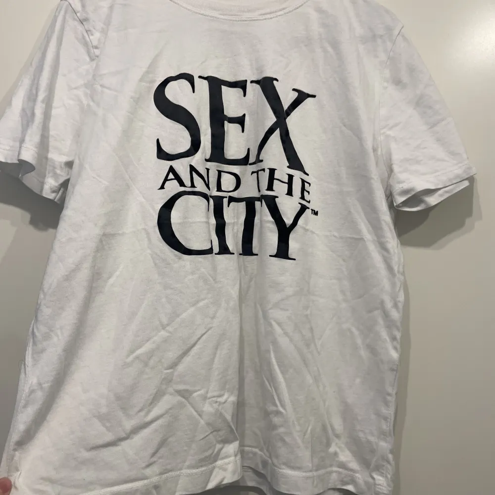 En sex and the city t-shirt från zara, knappt använd. Skjortor.