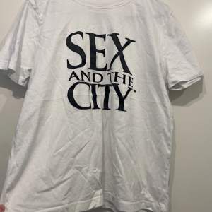 En sex and the city t-shirt från zara, knappt använd