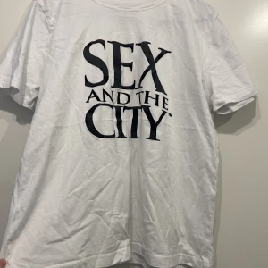 t-shirt - En sex and the city t-shirt från zara, knappt använd