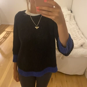 Trekvartsärmad tröja - Trekvartsärmad stickad tröja från Massimo dutti med blåa detaljer💓