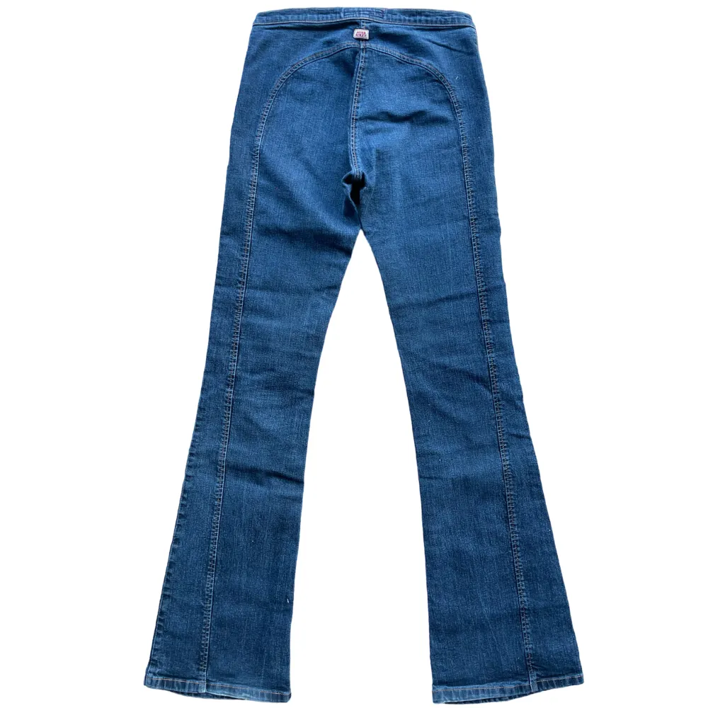 Supersnygga Miss Sixty lågmidjade bootcut jeans från tidigt 00-tal!💋 Storlek W29! MÅTT: Midja-70cm Innerbensmått-84cm Jag är 170cm lång! I perfekt skick!💋. Farkut & Housut.