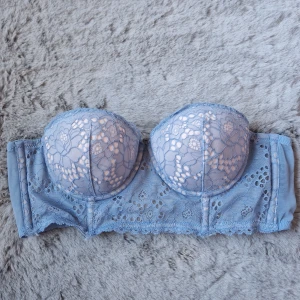 Axelbandslös BH  - Axelbandslös BH från H&M i fint skick. 3 för 2 på allt och gratis frakt vid köp för minst 250 kr, kontakta mig då!🌸 