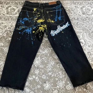 Byxor  - Säljer dessa jätte coola byxor i storlek M kan användas om du är storlek S också de är oversized. 