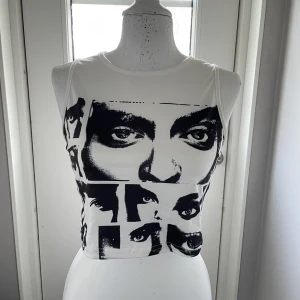 Så fin y2k topp - Topp med tryck. Sitter så fint men använder den aldrig tyvärr. 