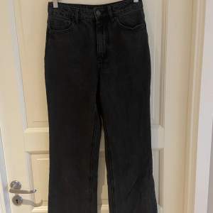 Svarta raka jeans ifrån Vero Moda, i stl 27/32 (vilket motsvarar S och benlängd 32). 