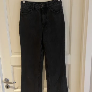 Raka jeans ifrån Vero Moda, stl 27/32 - Svarta raka jeans ifrån Vero Moda, i stl 27/32 (vilket motsvarar S och benlängd 32). 