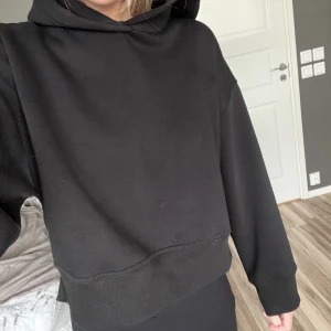 Zarahoodie - Svart hoodie från zara. Den är lite kortare i längd. Har knappt använt så den är Superskön inuti. Storlek S💘
