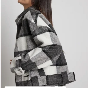 Höstjacka - Rutig svart och vit höstjacka från HM. God skick. Inköpspris: 349kr