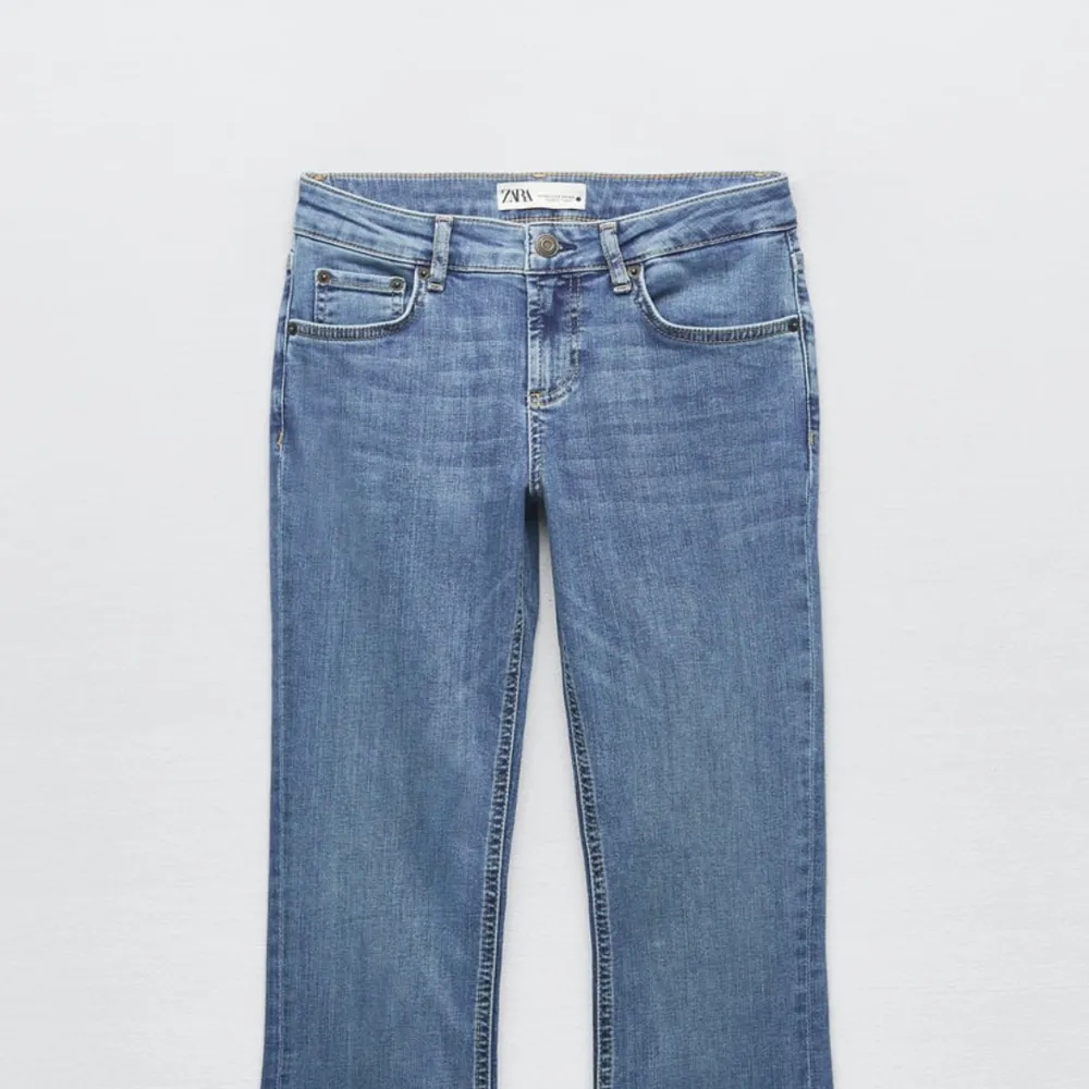 Säljer dessa snygga lågmidjade bootcut jeansen i storlek 38. Säljer pga att dem e för stora. Helt nya med lappar!. Jeans & Byxor.