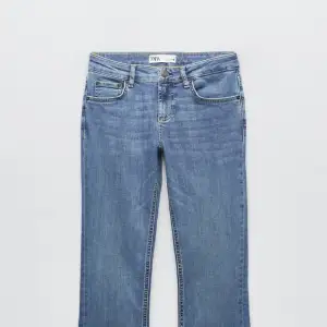 Säljer dessa snygga lågmidjade bootcut jeansen i storlek 38. Säljer pga att dem e för stora. Helt nya med lappar!