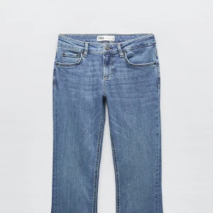 Lågmidjade bootcut jeans  - Säljer dessa snygga lågmidjade bootcut jeansen i storlek 38. Säljer pga att dem e för stora. Helt nya med lappar!