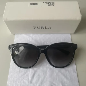 Solglasögon från Furla - Snygga solglasögon från Furla. Använda få gånger så är i nyskick. Kommer med fodral och duk.