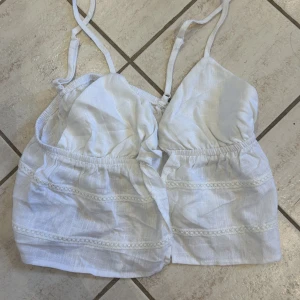 Söt vit sommartopp!  - Super söt topp perfekt till sommaren. 