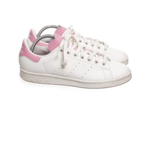 Adidas stan smith skor - Säljer dessa super snygga rosa stan smith skor då de tyvärr är för små för mig. Skorna är i bra skick och har andvänts 2-3 ggr. Skriv om du vill ha fler bilder eller om du har frågor☺️