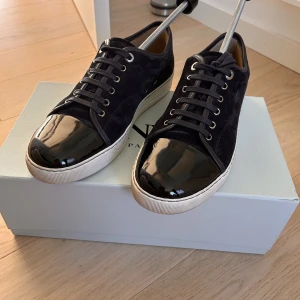 Lanvin cap toe  - Säljer ett par väldigt snygga skor ifrån lanvin. Storlek 41 men passar större (42) har dustbags, box o skosnören och sedan kvitto på mailen. Nyskick, hör av dig för fler frågor eller byten😀