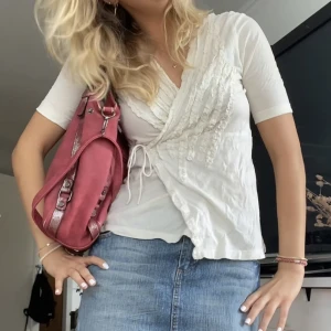 Vit omlottopp - Säljer denna söta omlottopp eftersom den inte kommer till användning💕