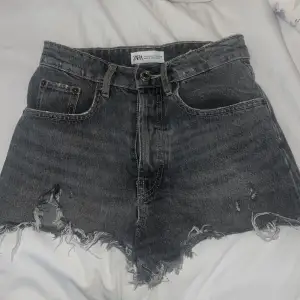 säljer mina zara shorts med slitningar då dom inte passar mig längre. såå snygga och populära💗💗 hör av dig för intresse💗💗