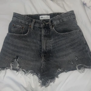 zara shorts  - säljer mina zara shorts med slitningar då dom inte passar mig längre. såå snygga och populära💗💗 hör av dig för intresse💗💗