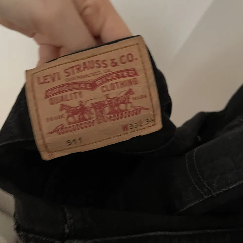 Säljer dessa stilrena Levis jeans i modell 511 Slim. Passar mig som bär S/M, men passar säkerligen även XS kanske med bälte 😊 kan mötas upp i Söderköping eller Norrköping eller frakta 🖤. Jeans & Byxor.