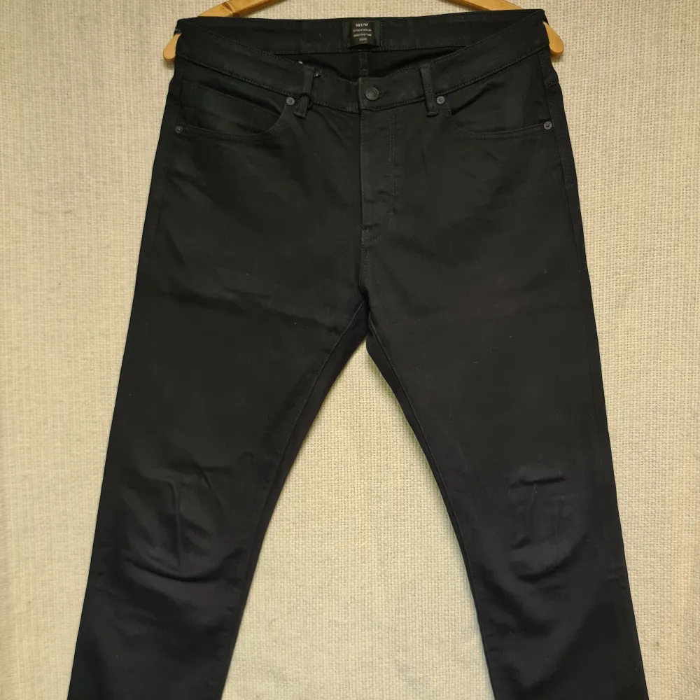 Svarta jeans från Neuw Stockholm i riktigt fint skick, endast använda ett 10tal gånger. Kostade 1100kr nya. . Jeans & Byxor.