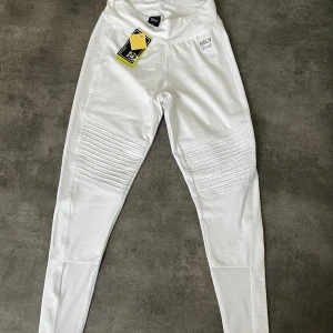 Tights - Vita snygga tights - aldrig använda. Har även ett par till använda likadana till salu. Halva kostnaden för de anvönda. 