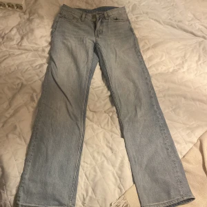 Weekday low waist byxor  - Byxorna är i gott skick, frakt ingår  Ordinarie pris är 600kr och efter som jag inte har använt de så speciellt mycket så lägger jag ut de för halva priset 