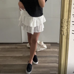 Vit kjol - Säljer den super gulliga kjol med detaljer i tyget, väldigt skönt material som inte blir skrynkligt lätt🤩🤩