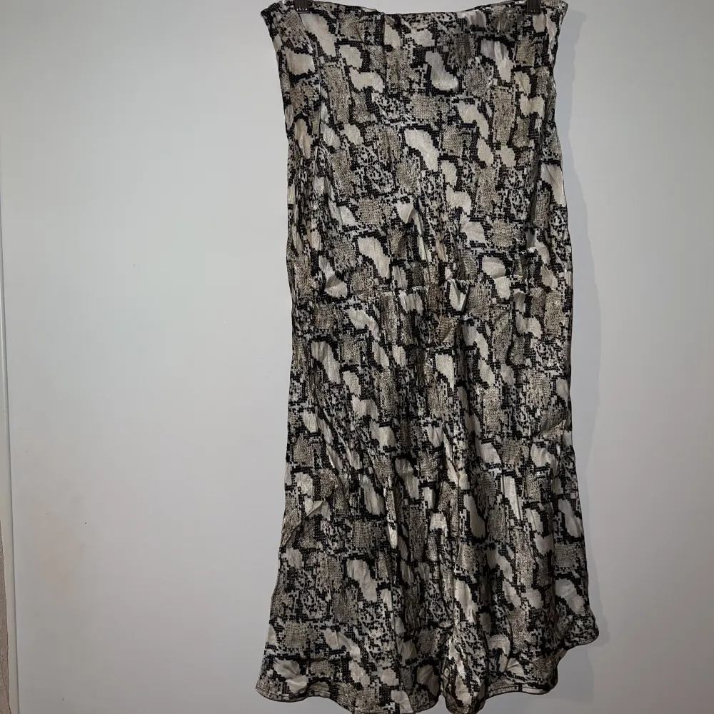 Använd en gång, fin kjol med dragkedja i midjan i ett tunt tyg perfekt till sommaren från h&m . Kjolar.