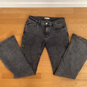 Jag säljer dessa svarta jeans då de är för små för mig och inte kommer till andvändning😢❤️ Tryck inte köp nu utan skriv till mig först💕