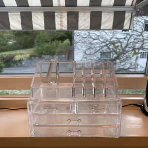 Smink organiserare  - Köpte för 500 och säljer för 199❤️ sjukt fint och i nyskick!! Säljer pga att jag har fått en ny❤️ Jag står inte för frakten❤️