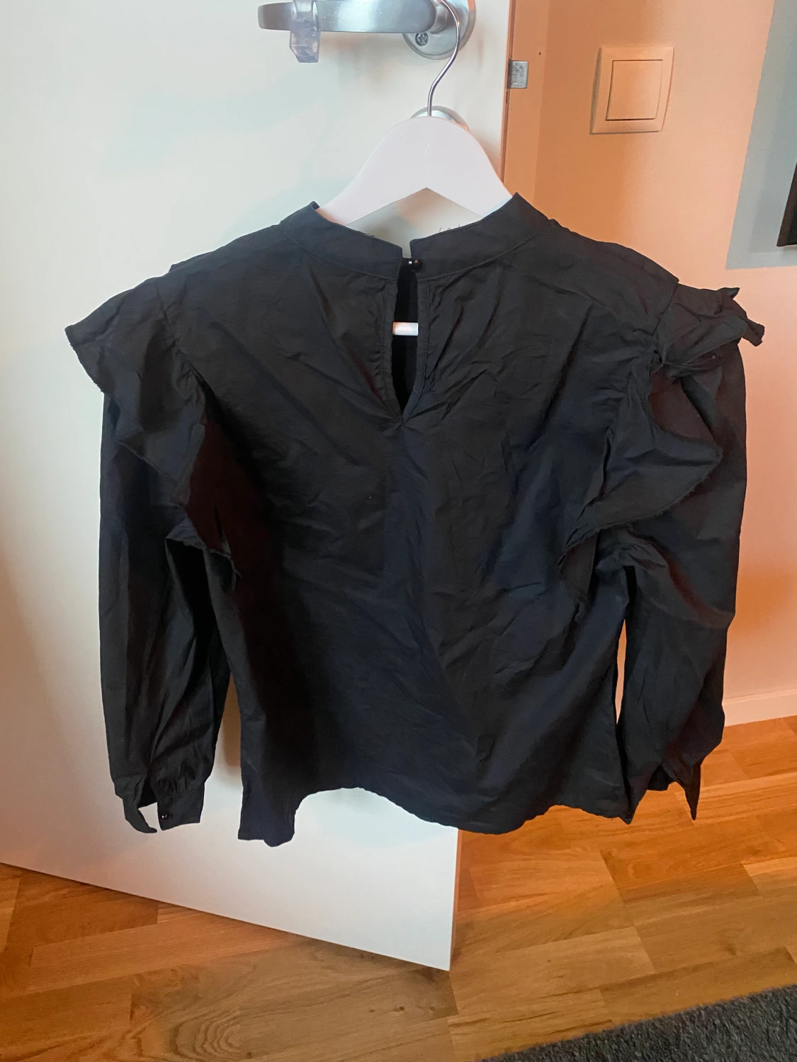 Svart gullig blus med volanger  - 90