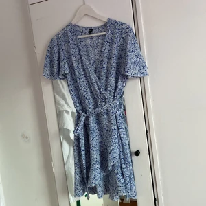 Sommarklänning  - Somrig klänning i fint skick säljes 🌸 Katt finns i hemmet.