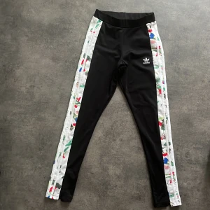 Tights - Adidas tights - super sköna  Använda 2 gånger  Passar S-M 