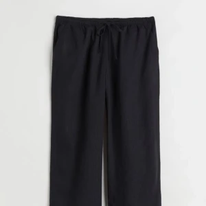 Svarta linnebyxor - Svarta lågmidjade linnebyxor från hm. Köpta förra sommaren men nästintill oanvända, säljes då de inte kommer till användning längre 