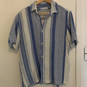 Stickad skjorta  - Stickad skjorta från zara. Sparsamt använd och är i riktigt bra skick. Passar bra nu till sommaren och är riktigt snygg. Originalpris 500, mitt 200.