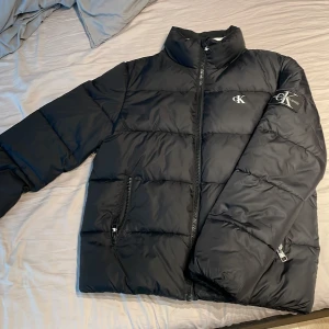 Calvin Klein puffer vinterjacka - Storlek M. Bra skick inga skador. Bra passform.