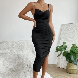 Klänning  - Säljer denna jätte fina klänningen då den inte passar mig, den är stretchig i materialet❤️