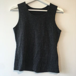 Glitter Topp - Köpt secondhand. 🖤 Säljer flera liknande toppar!